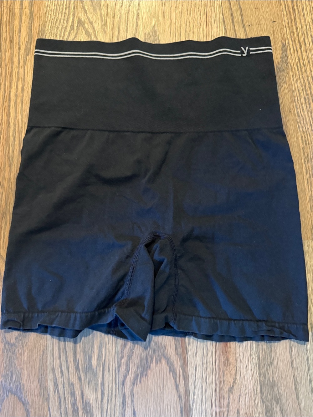 High-Rise Black Women’s Bike Shorts with Subtle Y Waistband